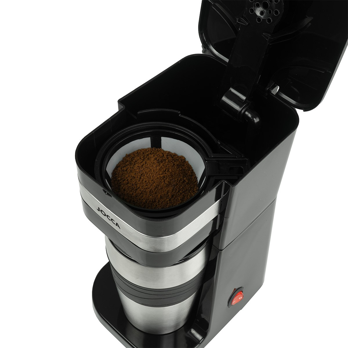 Cafetera Joccca negra con café molido en filtro y taza de acero inoxidable.