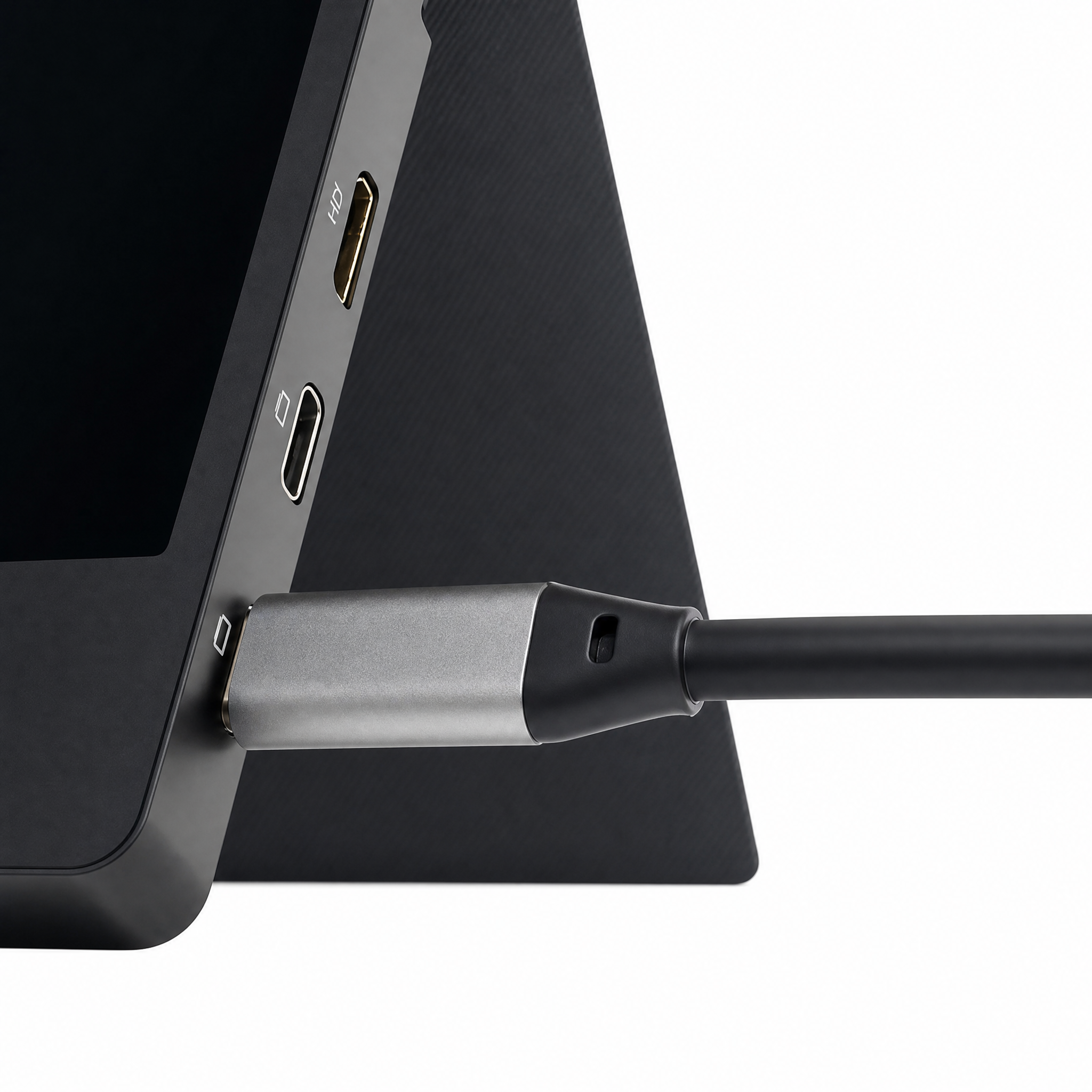 Un cable está enchufado en un puerto HDMI de un dispositivo negro.