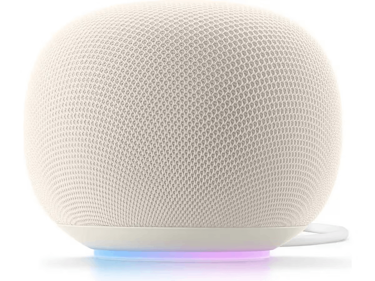 Un altavoz redondo de color crema con una tira de luz en la base.