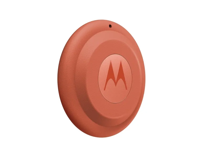 Rastreador Motorola naranja con logo M en círculo.