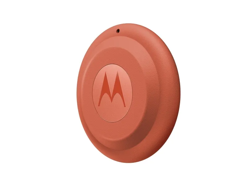 Un rastreador circular de color coral con el logo de Motorola.