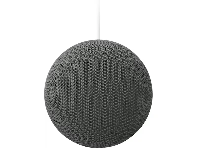 Un altavoz esférico gris con cubierta de tela cuelga de un cable blanco.