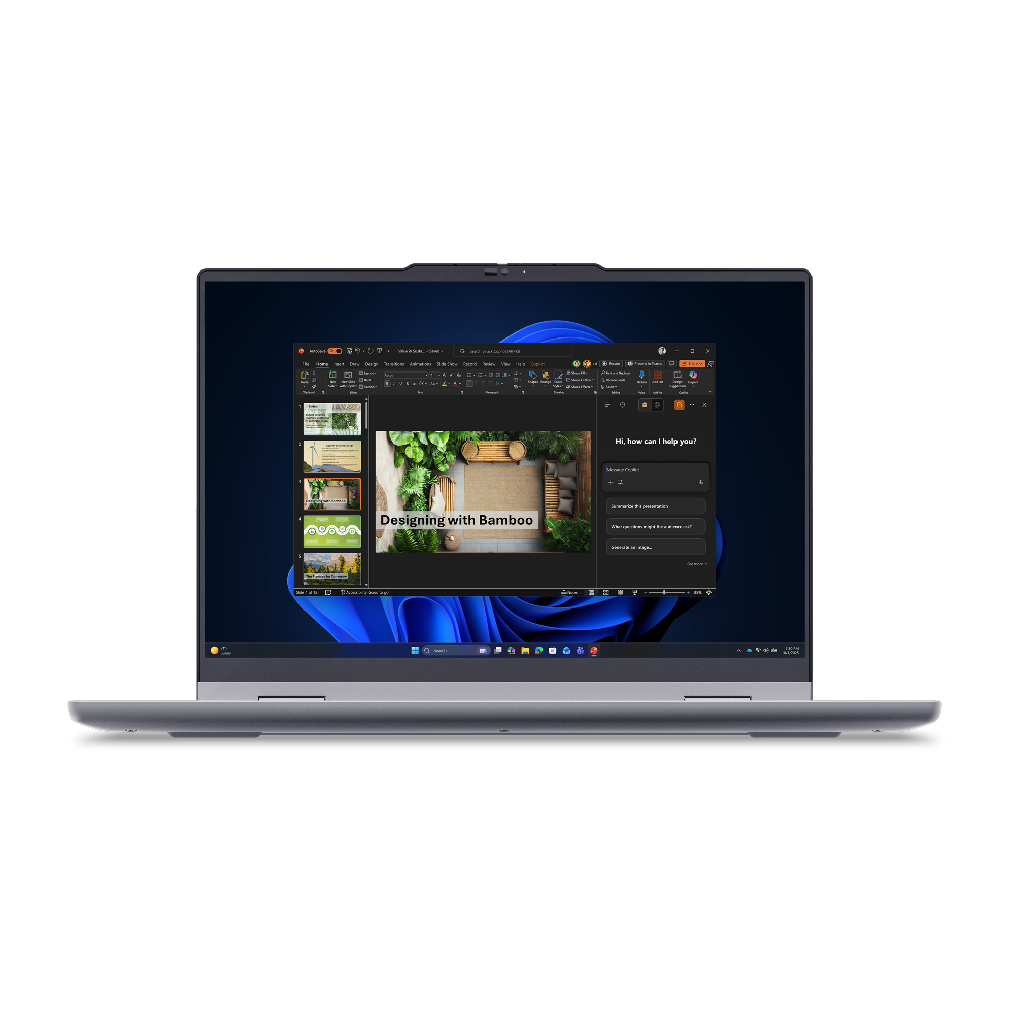 Ein Laptop zeigt eine Präsentation über Bambusdesign mit grünen Pflanzen und Möbeln.
