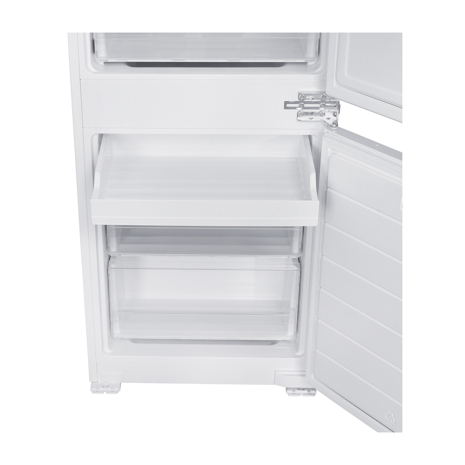 Interno bianco del frigorifero con cassetti trasparenti e porta aperta.