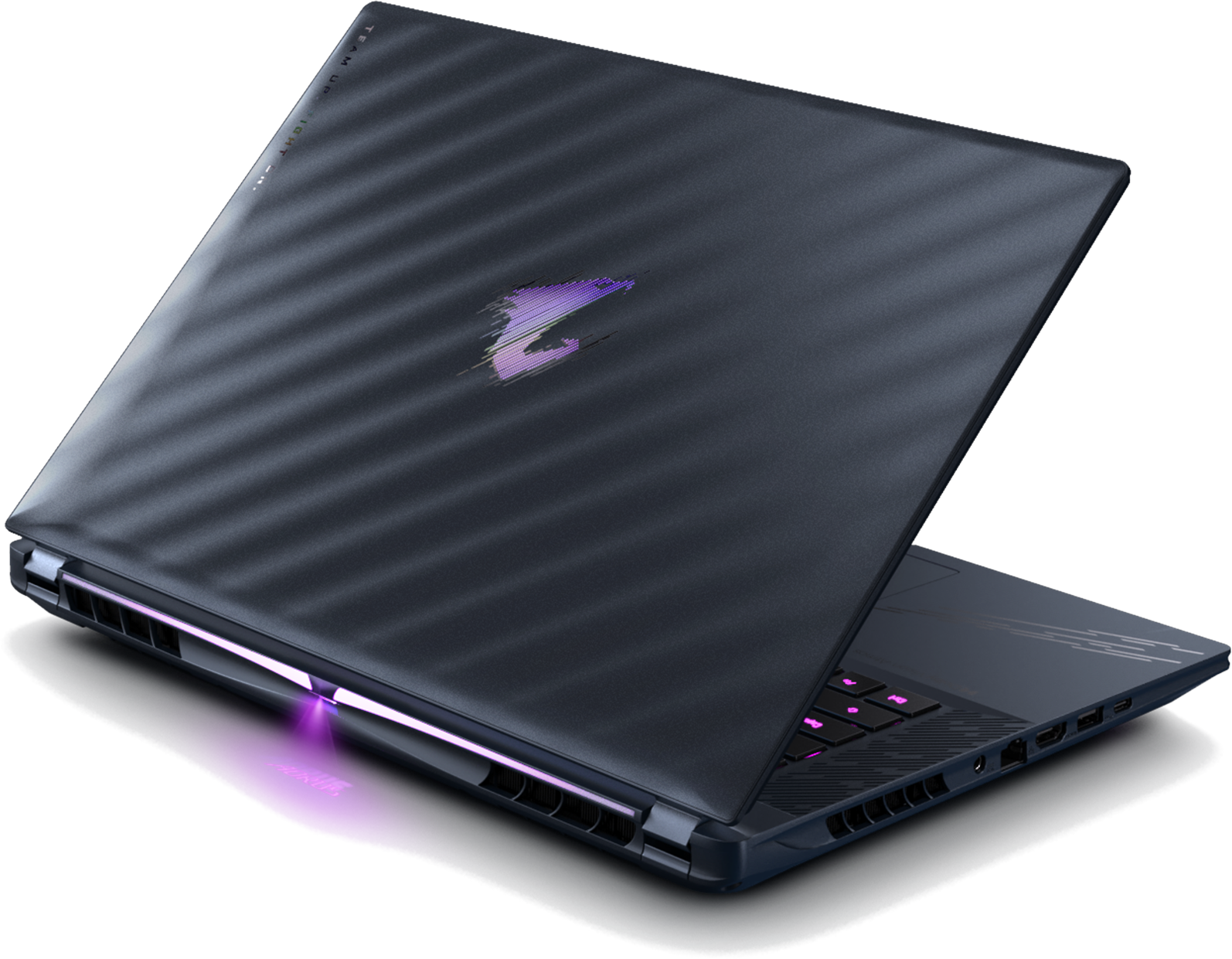Laptop grigio scuro con logo AORUS e tastiera viola luminosi.