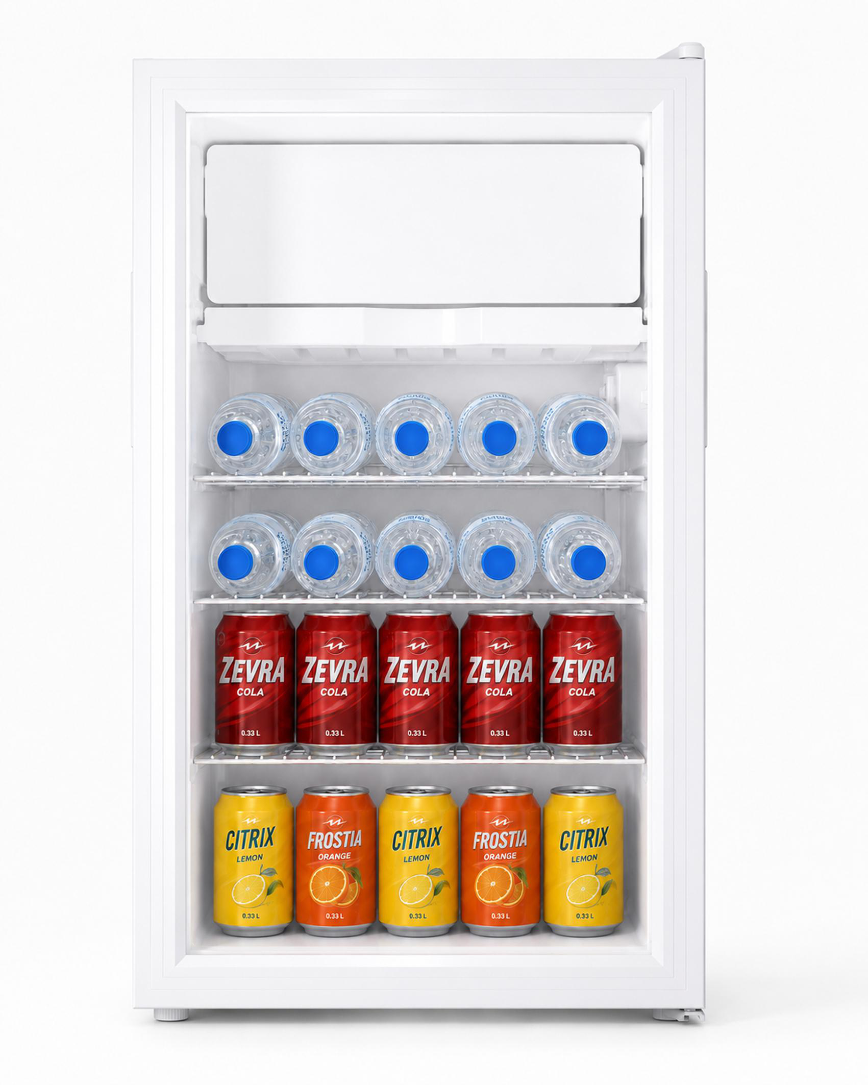 Ein weißer Kühlschrank mit Wasserflaschen, Cola-Dosen und Zitrusgetränkedosen.