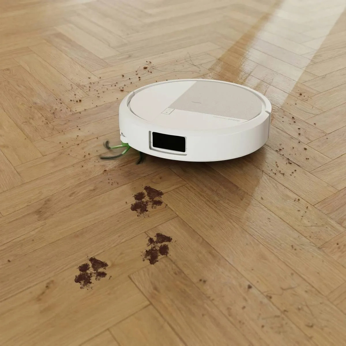 Biały robot odkurzający czyści drewnianą podłogę ze śladami brudu.