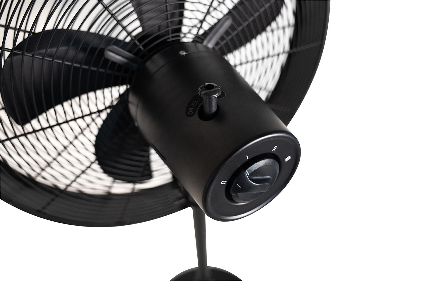 Nahaufnahme eines schwarzen Ventilators mit Rotorblättern und Bedienelementen.
