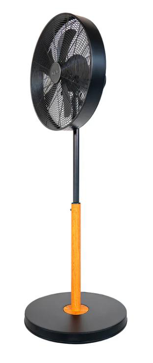 Ein schwarzer Standventilator mit Holzschaft und rundem Sockel.