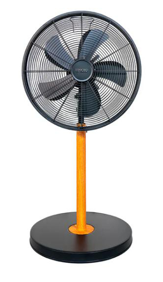 Ein schwarzer Standventilator mit einem Holzstiel und schwarzem Sockel.