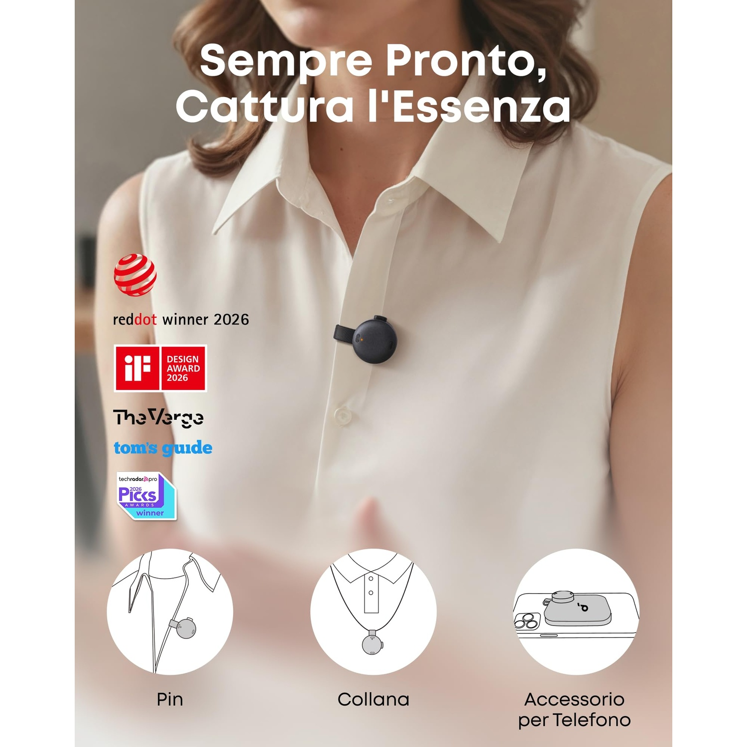 Donna in camicia bianca, loghi premi, illustrazioni spilla, collana, accessorio telefono.