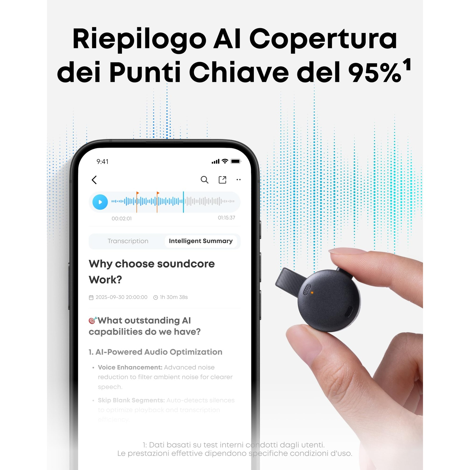 Uno smartphone mostra un'app di trascrizione mentre una mano tiene un piccolo dispositivo audio nero.