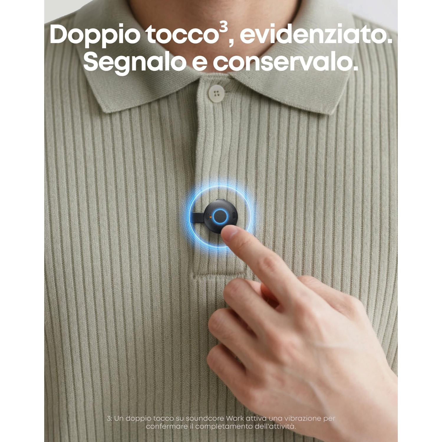 Un dito tocca un piccolo bottone nero su una polo verde chiaro.