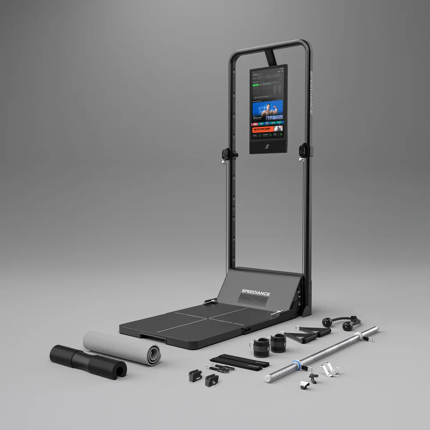 Macchina fitness nera con schermo, tappetino, pesi e bilanciere su sfondo grigio.