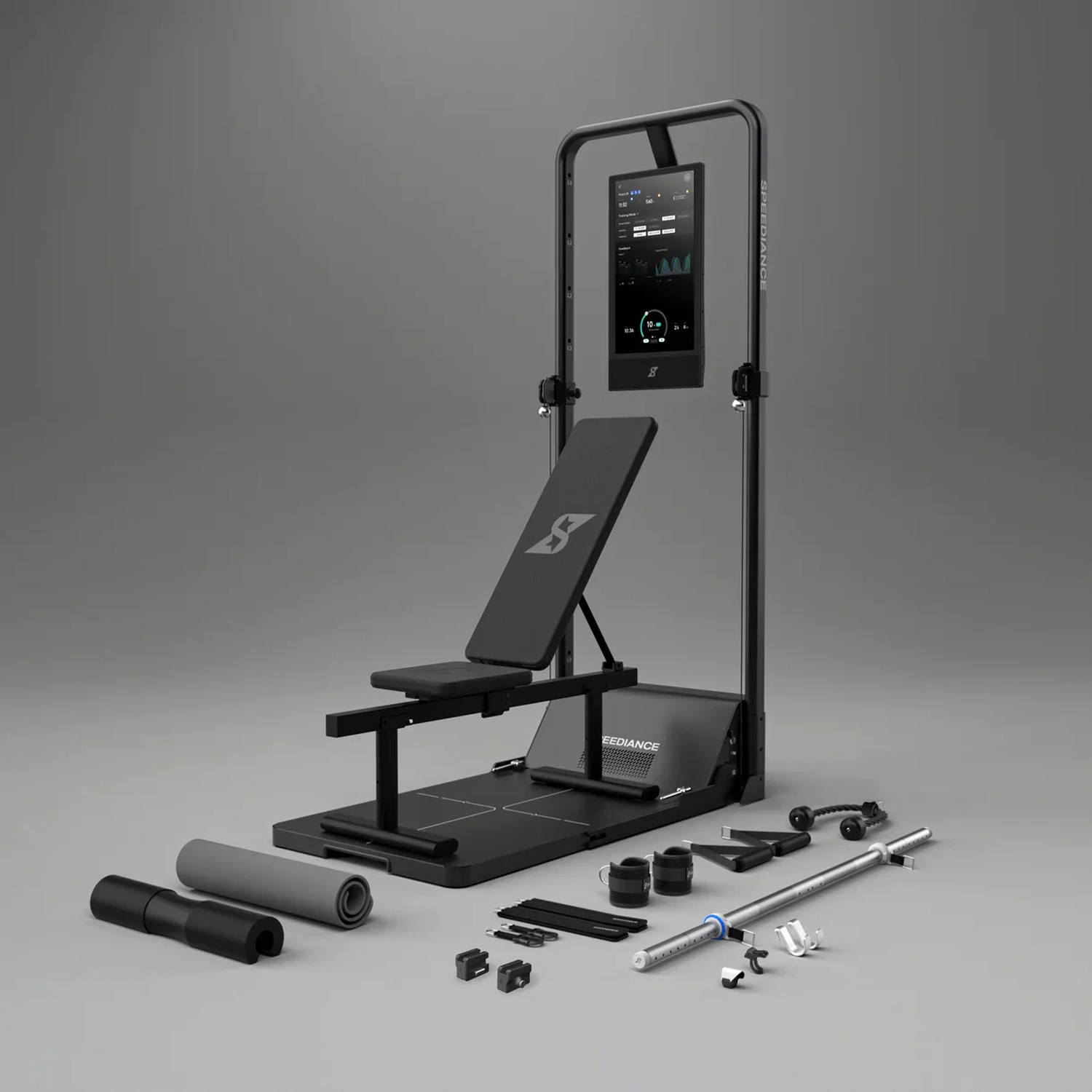 Macchina da ginnastica nera con panca, schermo e accessori su sfondo grigio.