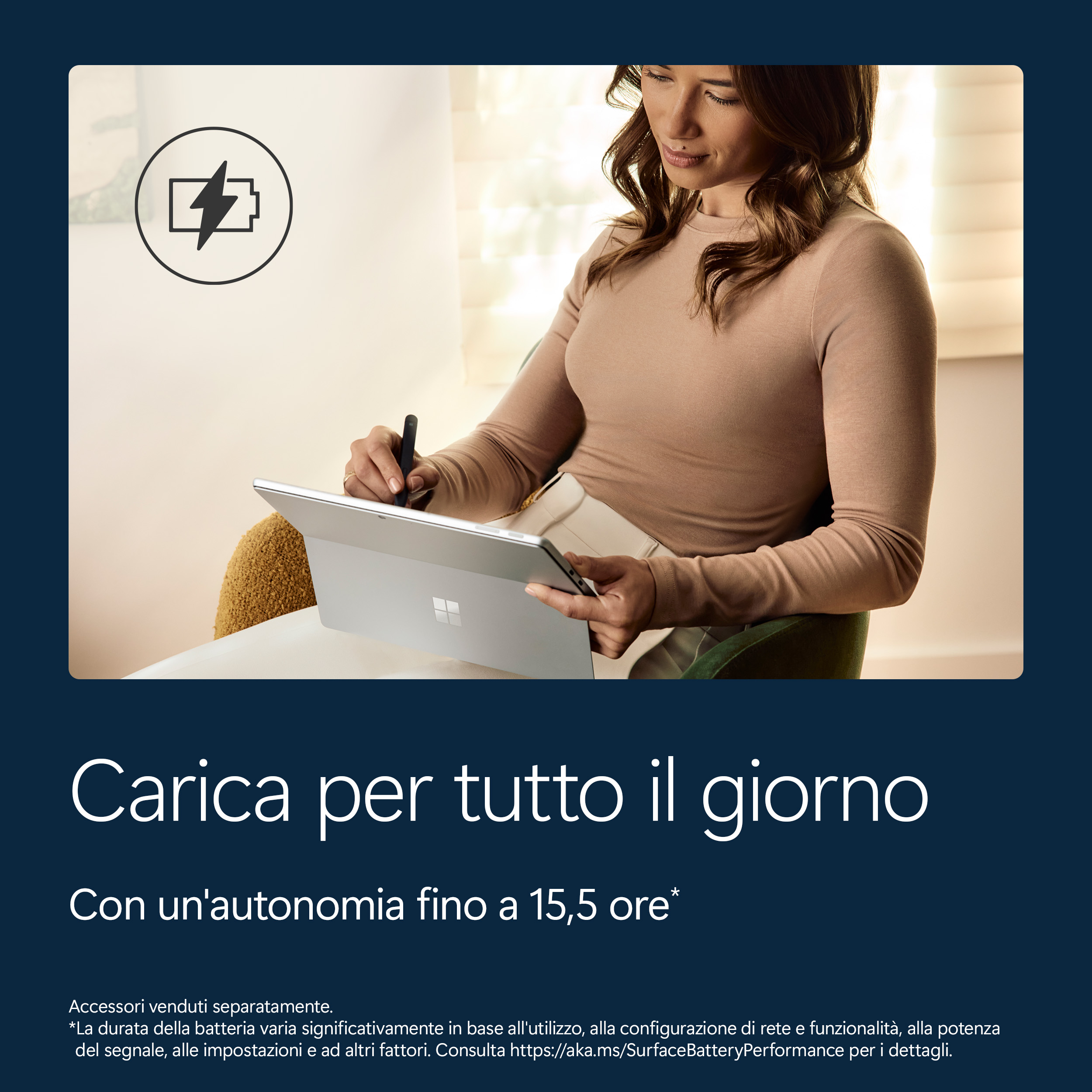 Una donna con uno stilo scrive su un laptop, con un'icona della batteria.