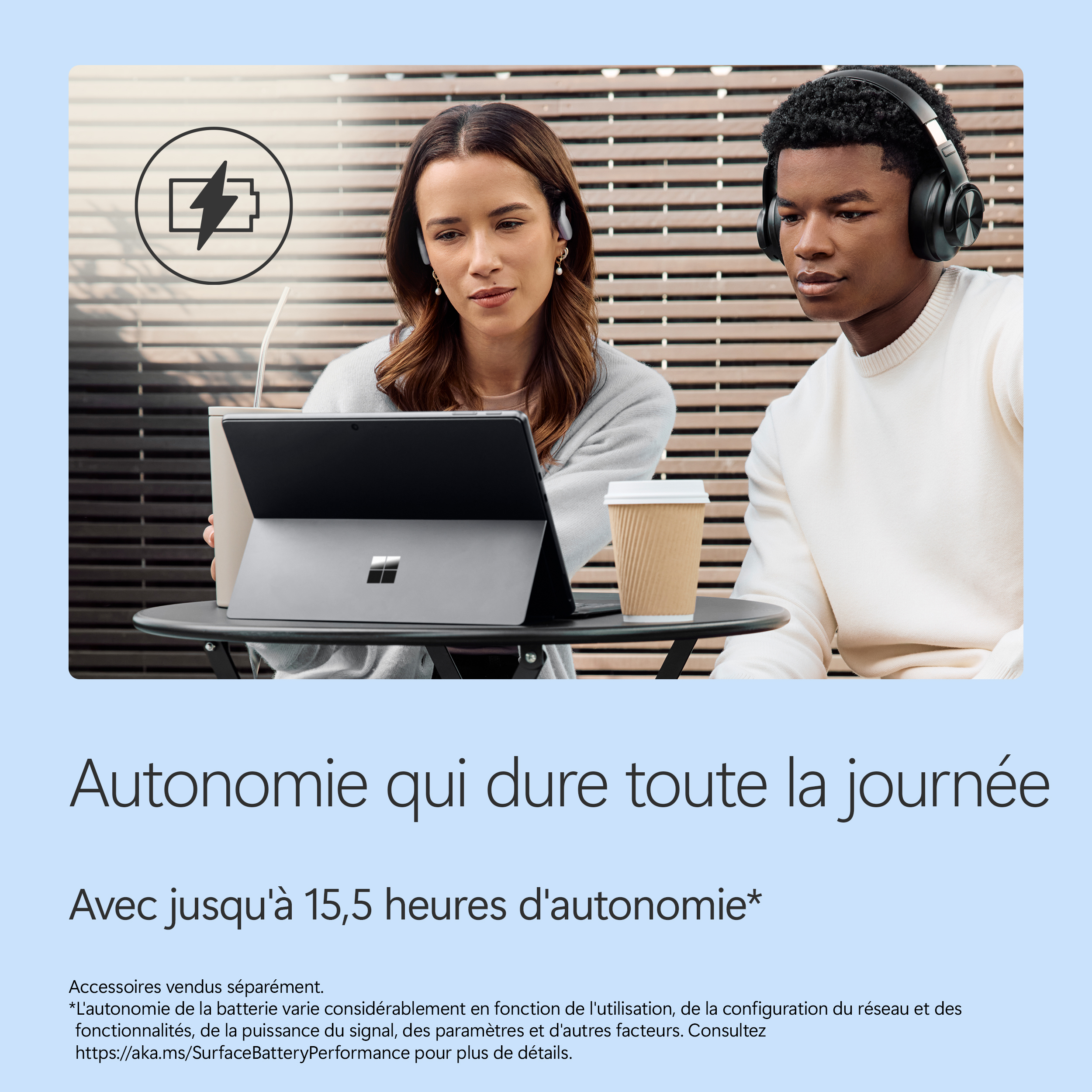 Un homme et une femme sont assis dehors. Une icône de batterie est visible.