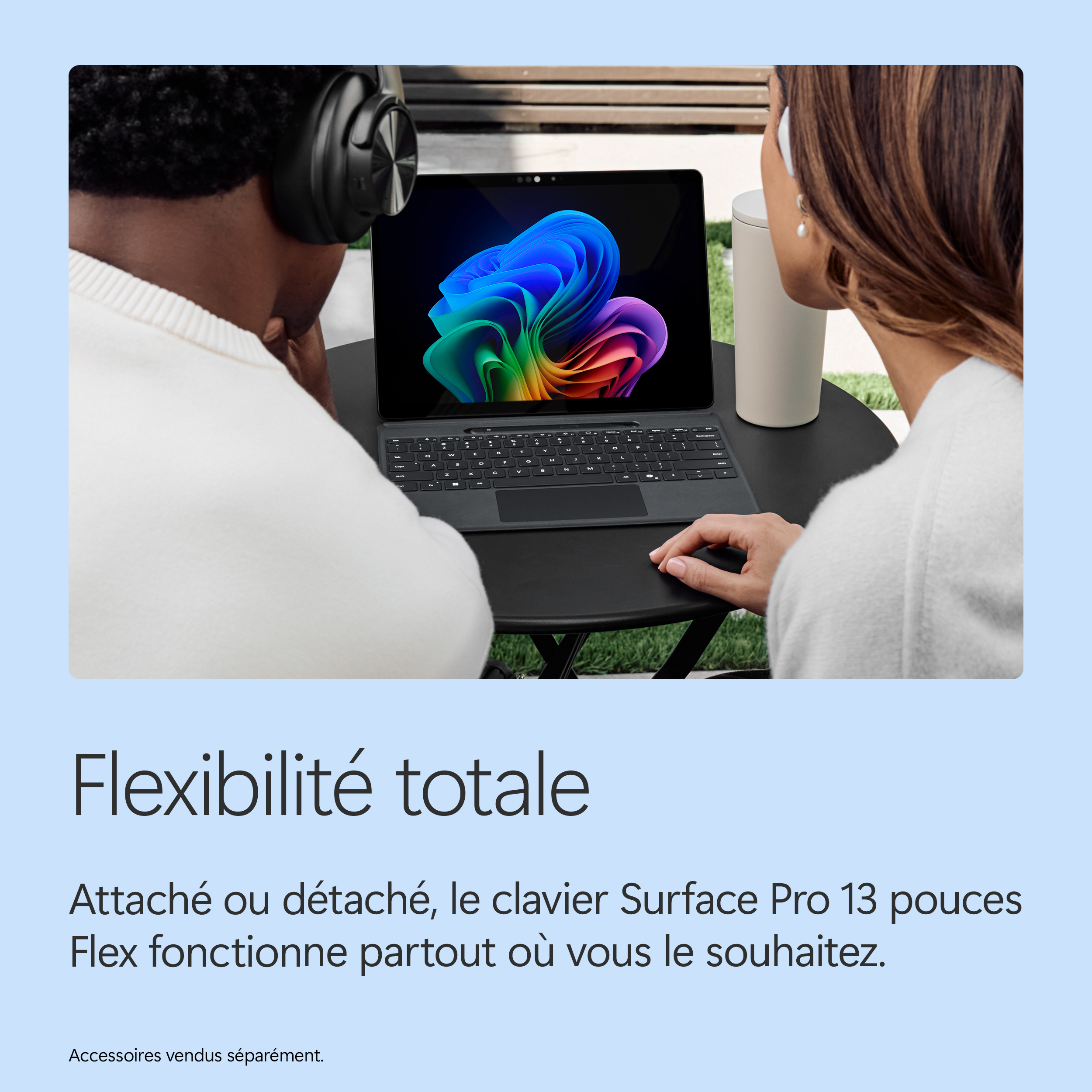 Deux personnes avec des écouteurs et un ordinateur portable à l'extérieur. L'ordinateur affiche un fond coloré.