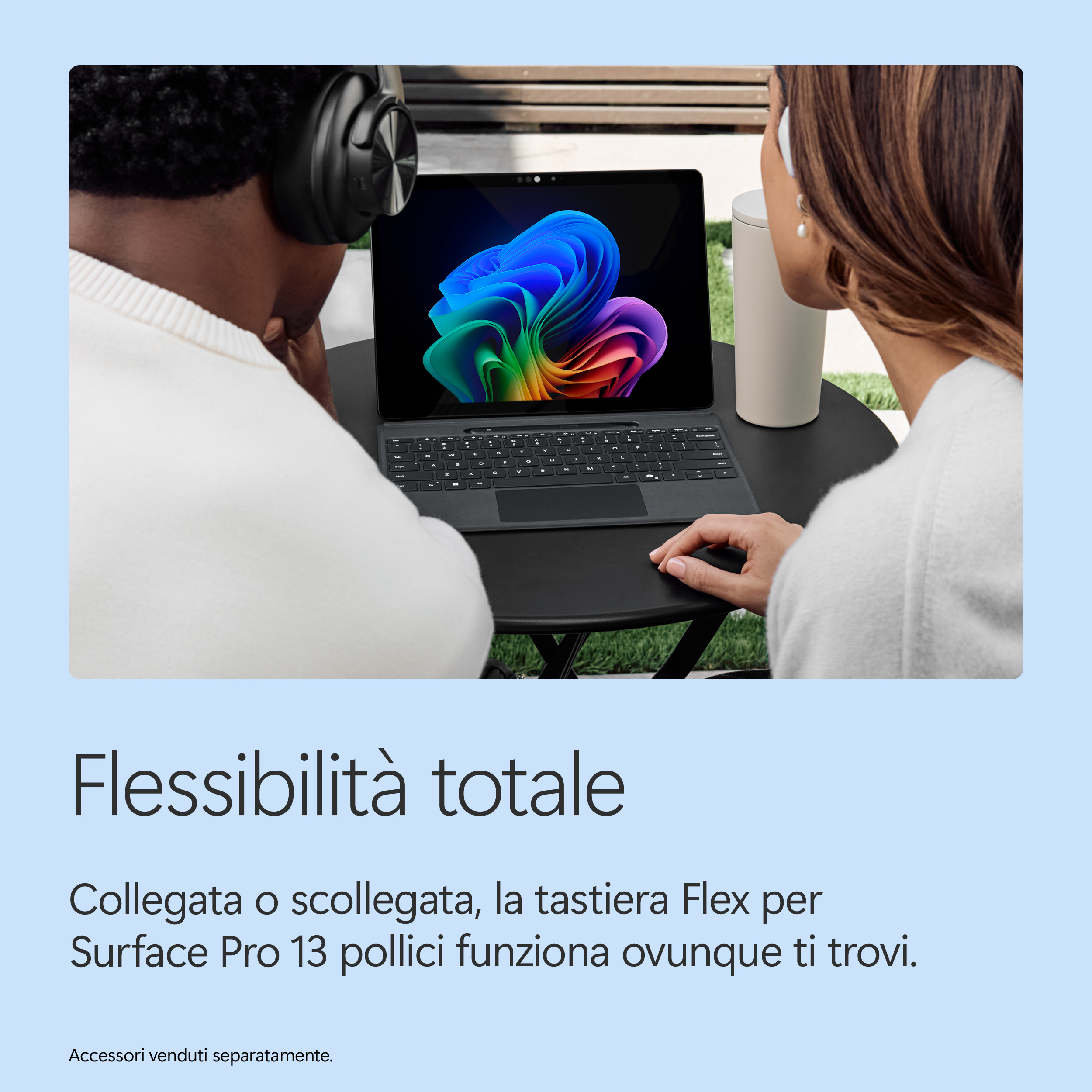 Due persone con cuffie usano un Surface Pro con tastiera all'aperto.