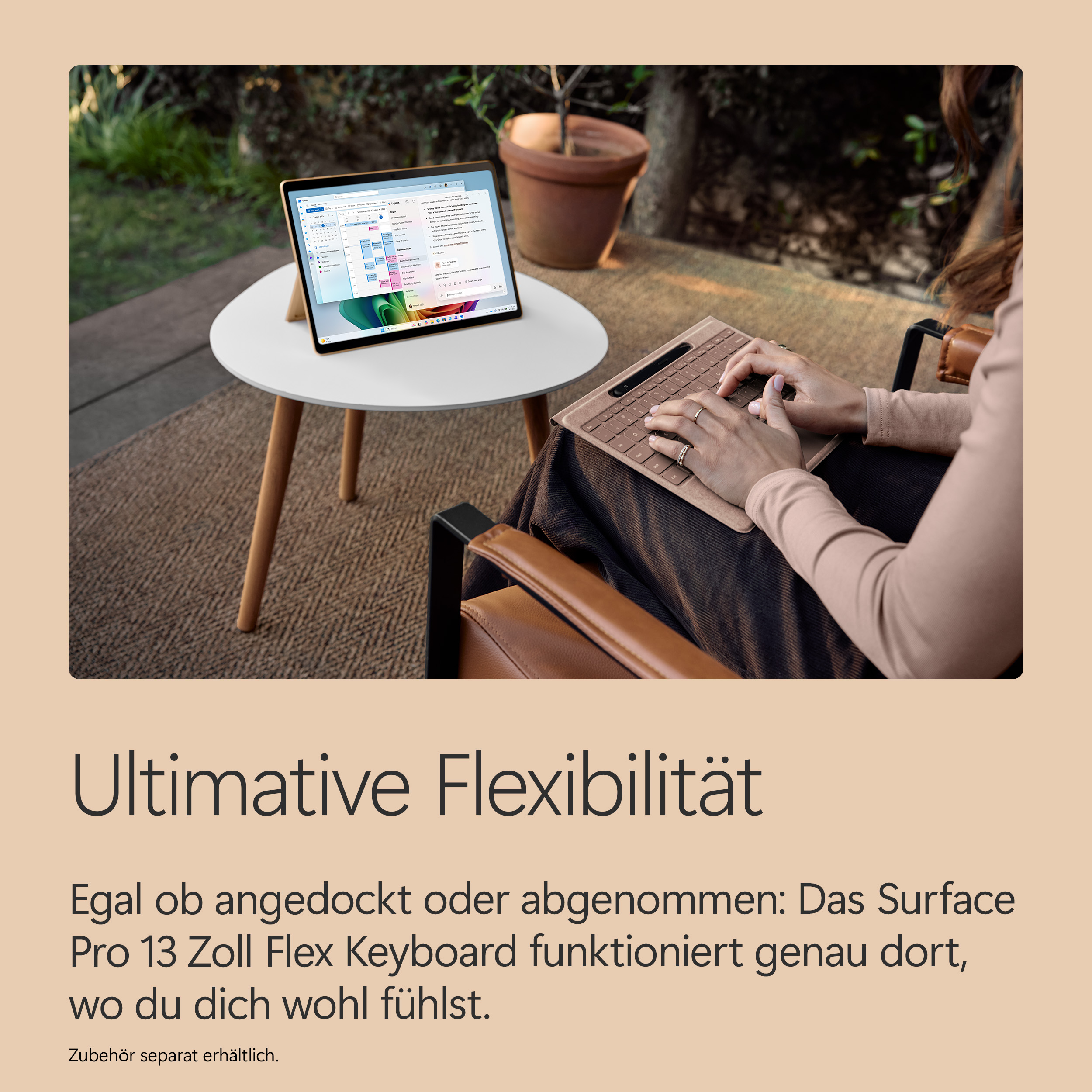 Eine Frau tippt auf einer Tastatur neben einem Tablet im Freien.