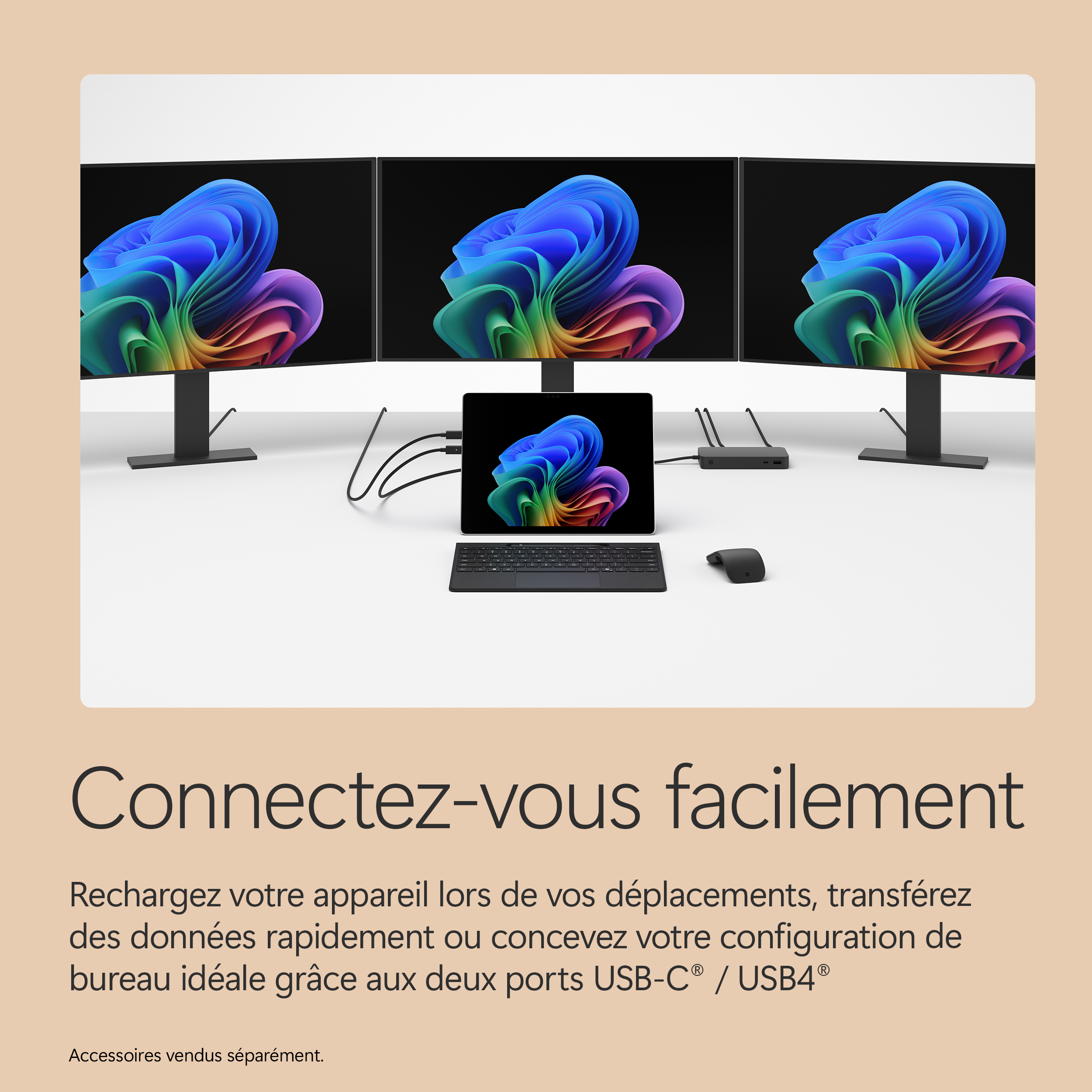 Trois moniteurs, tablette, clavier et souris sur un bureau.