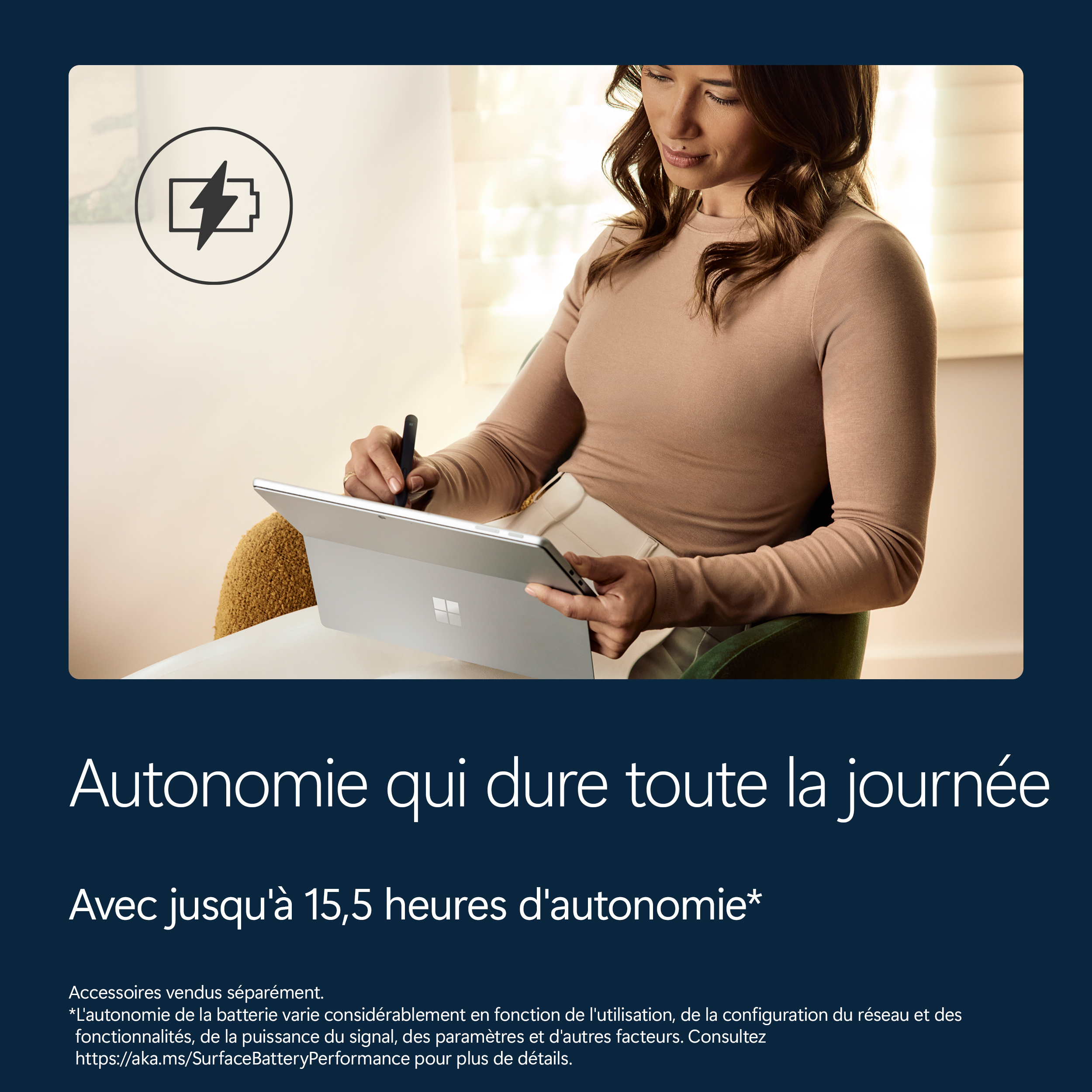 Une femme utilise un appareil Surface avec un stylet. Icône de batterie.