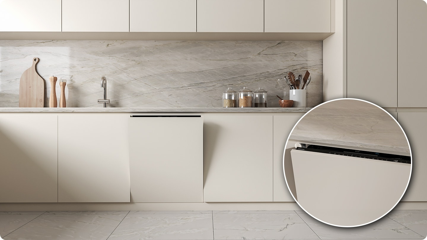 Moderne cremefarbene Küche mit Marmor-Arbeitsplatte, Spüle und integriertem Geschirrspüler.