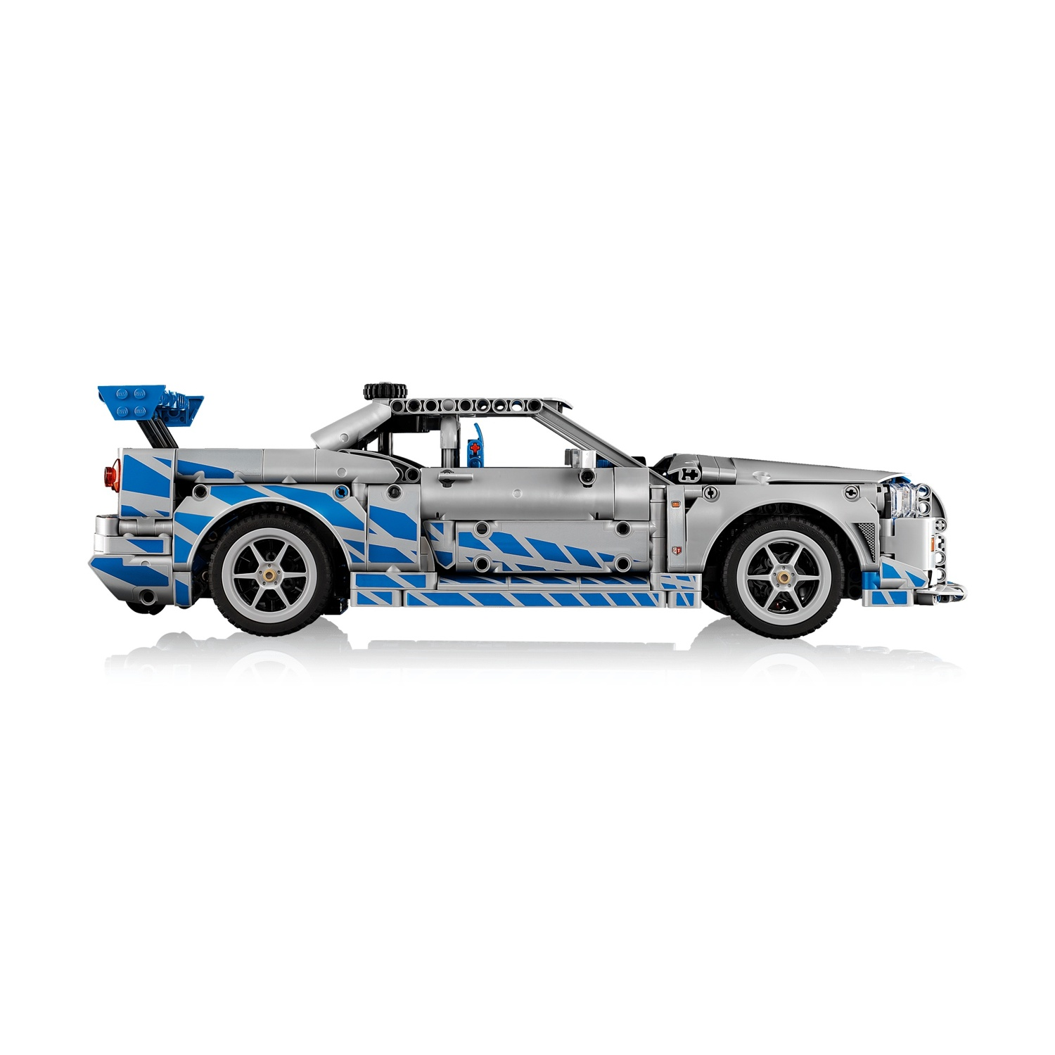 Auto LEGO argento con strisce blu e spoiler posteriore.