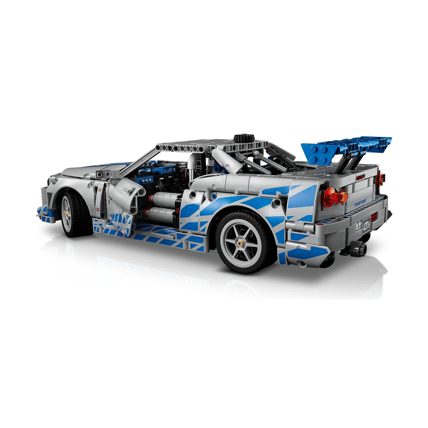 Auto da corsa Lego Technic argento e blu con grande spoiler posteriore e interni dettagliati.
