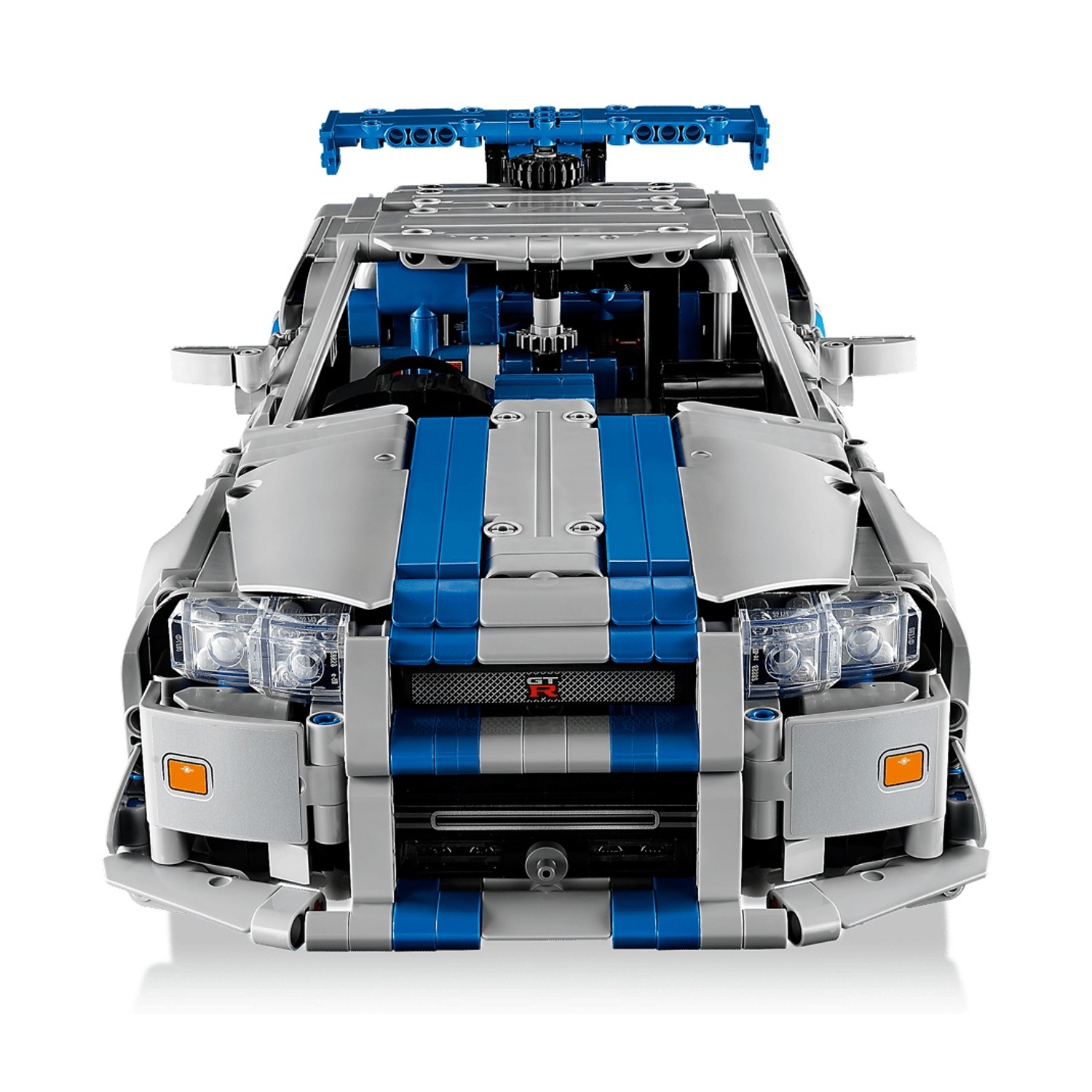 Auto Lego grigia con strisce blu e spoiler posteriore, vista frontale.