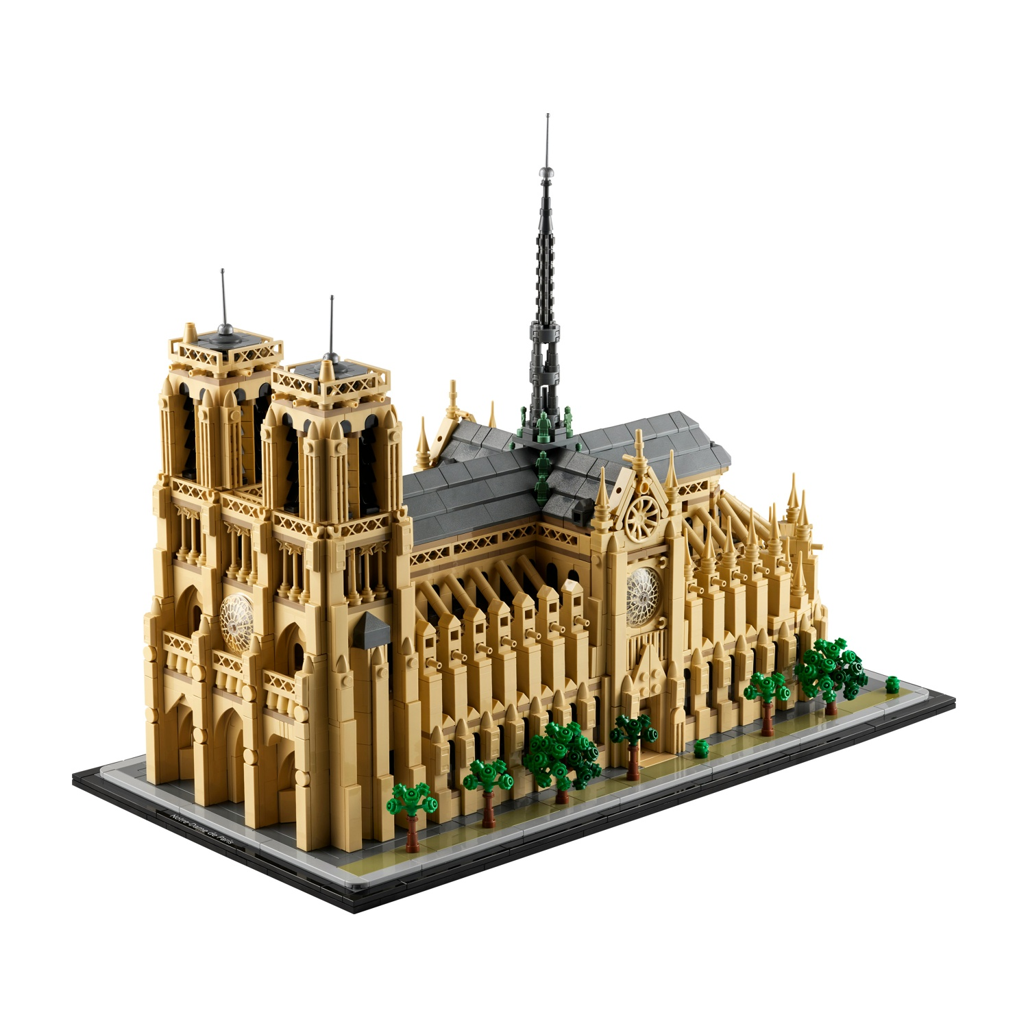 Un modello Lego della cattedrale di Notre Dame con muri color sabbia, tetto grigio e alberi verdi.