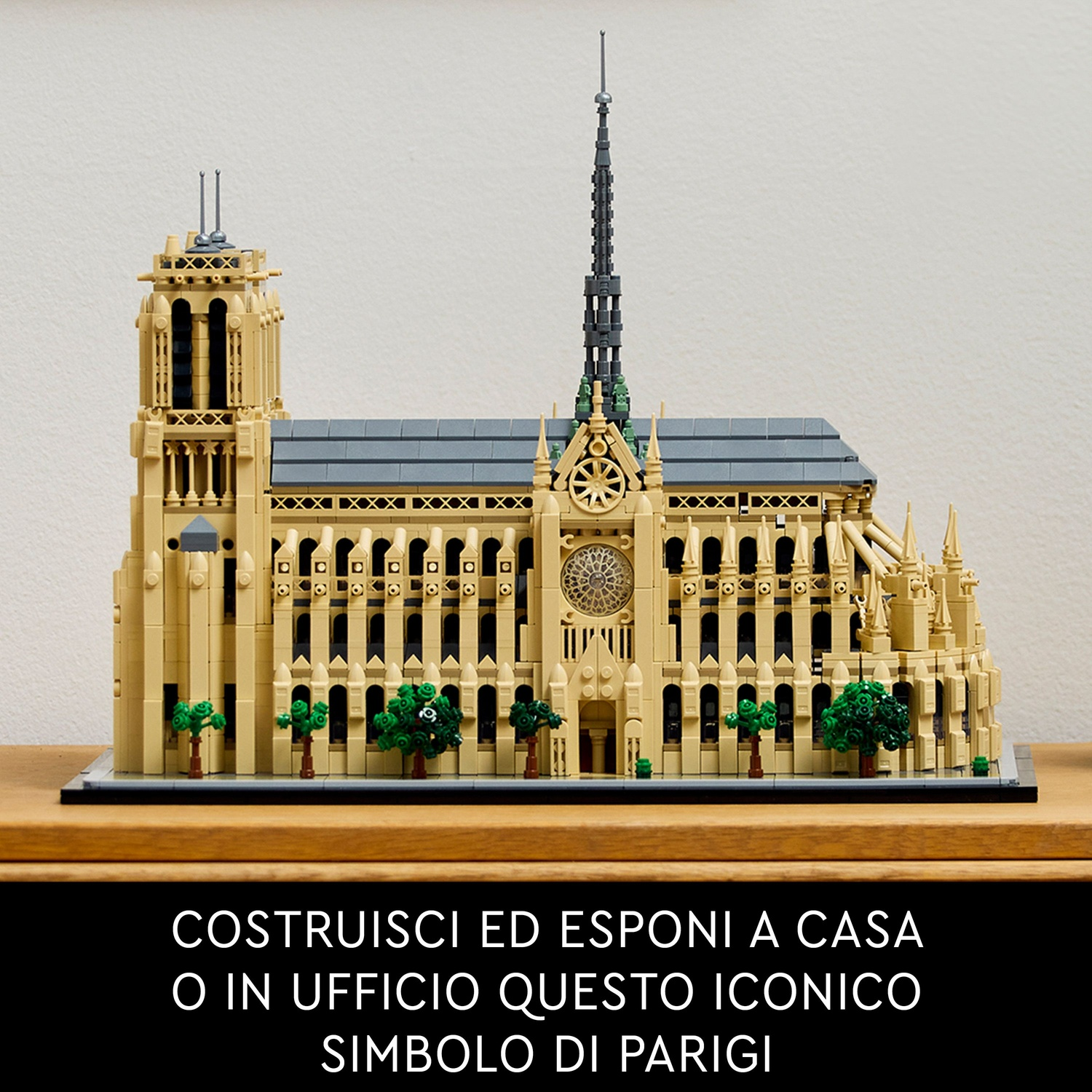 Un modello Lego di Notre Dame con due torri, guglia e alberi.