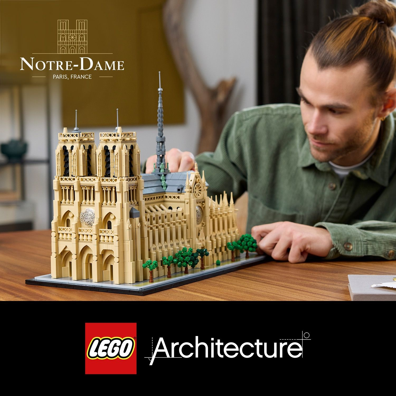Un uomo costruisce un dettagliato modello Lego di Notre-Dame de Paris.