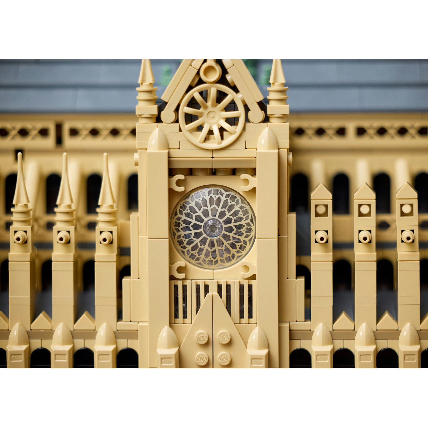 Un modello Lego di una cattedrale con rosone e guglie.