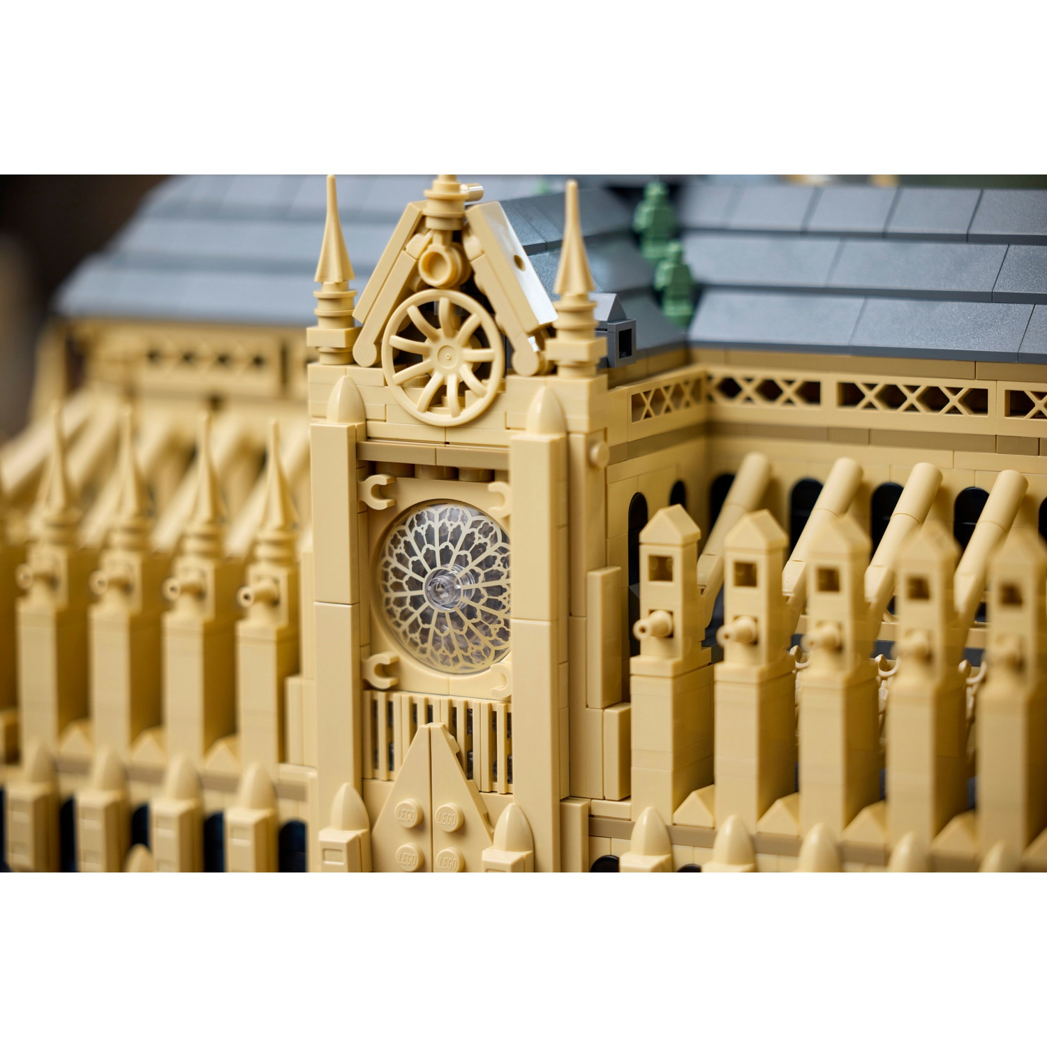 Un dettagliato modello Lego di una cattedrale gotica con rosone.