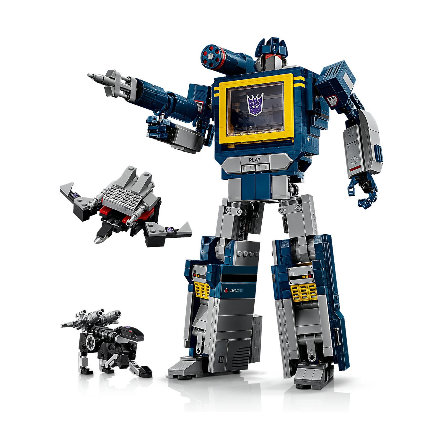 Un robot Transformer blu e grigio LEGO con due veicoli più piccoli davanti.