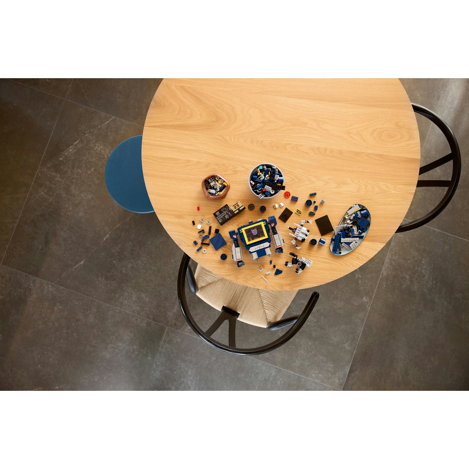 Giocattoli LEGO su un tavolo di legno con sedie.