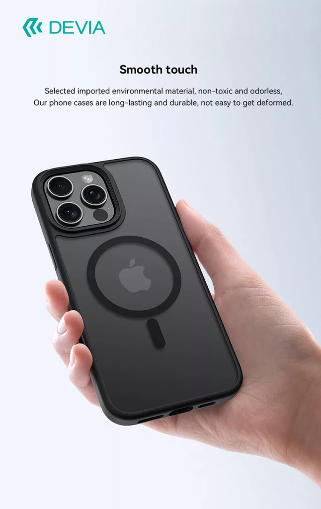 Egy kéz fekete telefontokot tart Apple logóval.