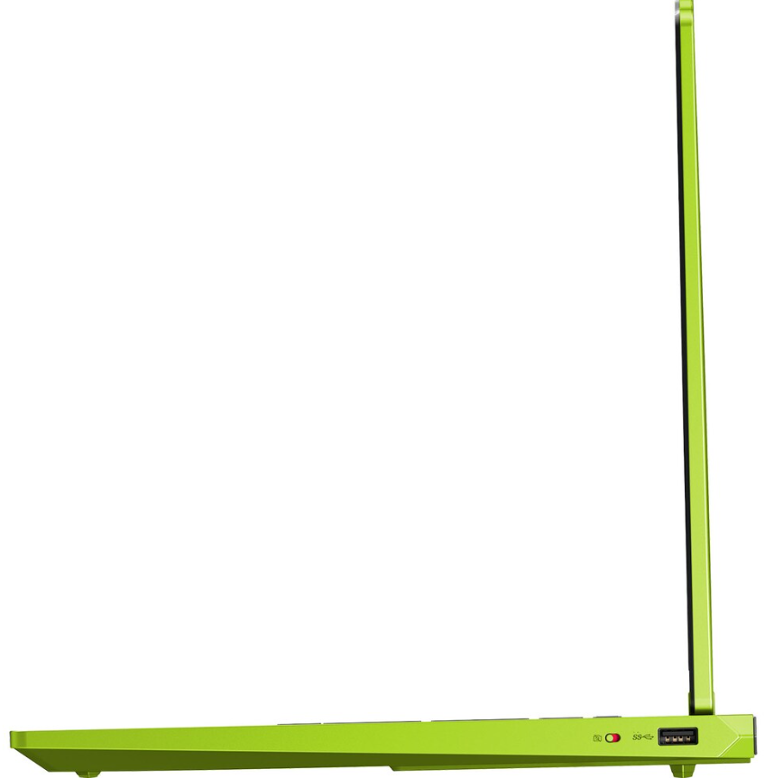 Grüner Laptop von der Seite mit beleuchteter Tastatur und USB-Anschluss.