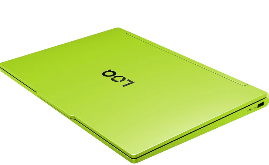 Ein geschlossener, neongrüner Laptop mit schwarzem Logo auf der Oberseite.
