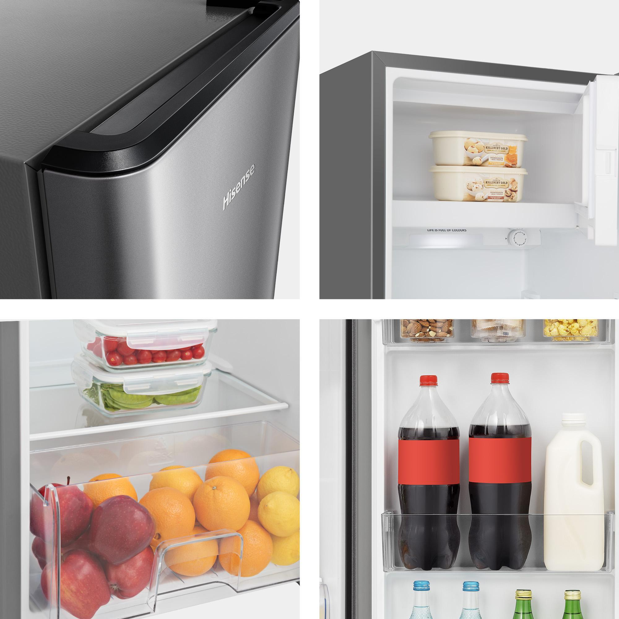 Interior de refrigerador con botellas, frutas y tarrinas de helado.