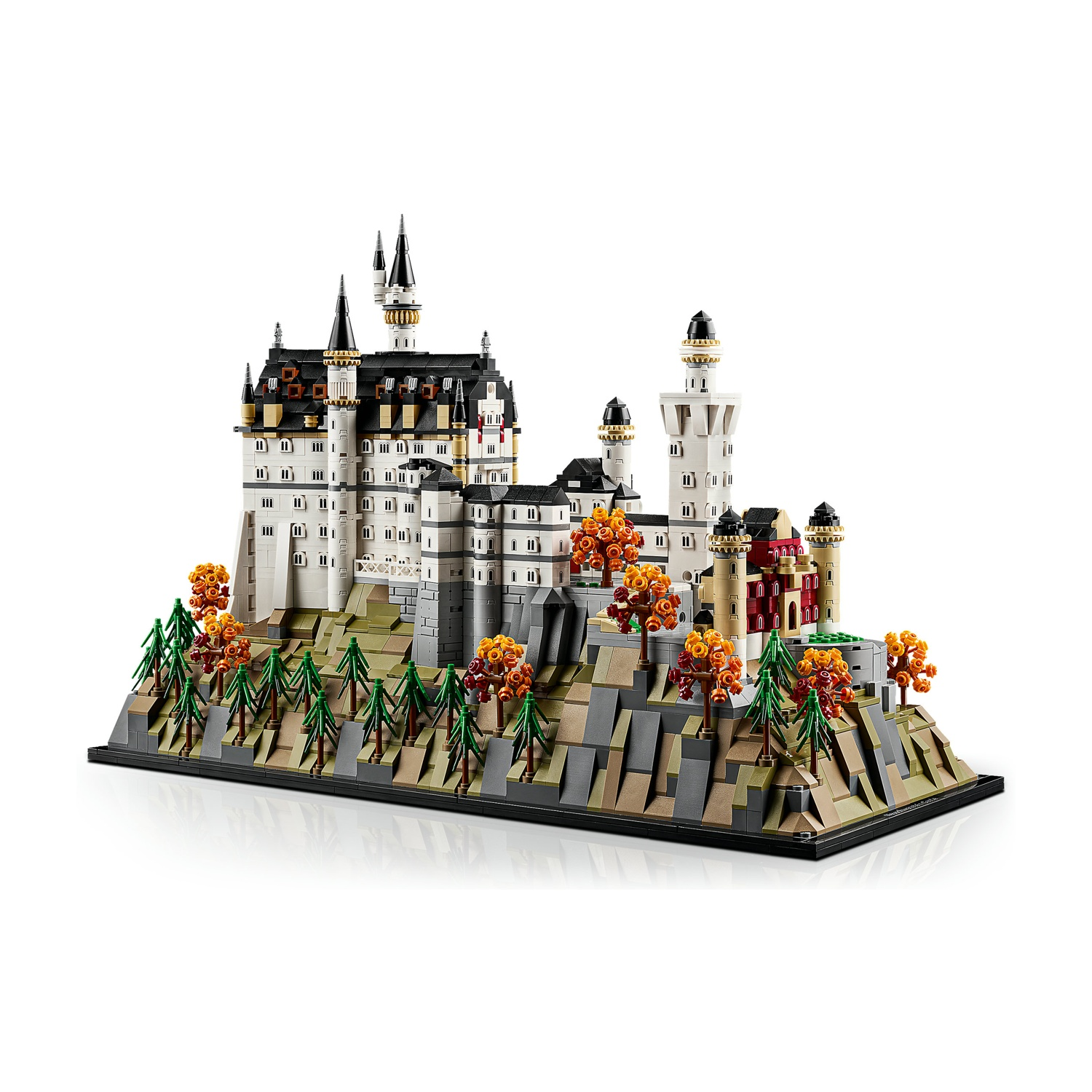 Un dettagliato modello Lego di un castello con torri e alberi autunnali su una base rocciosa.