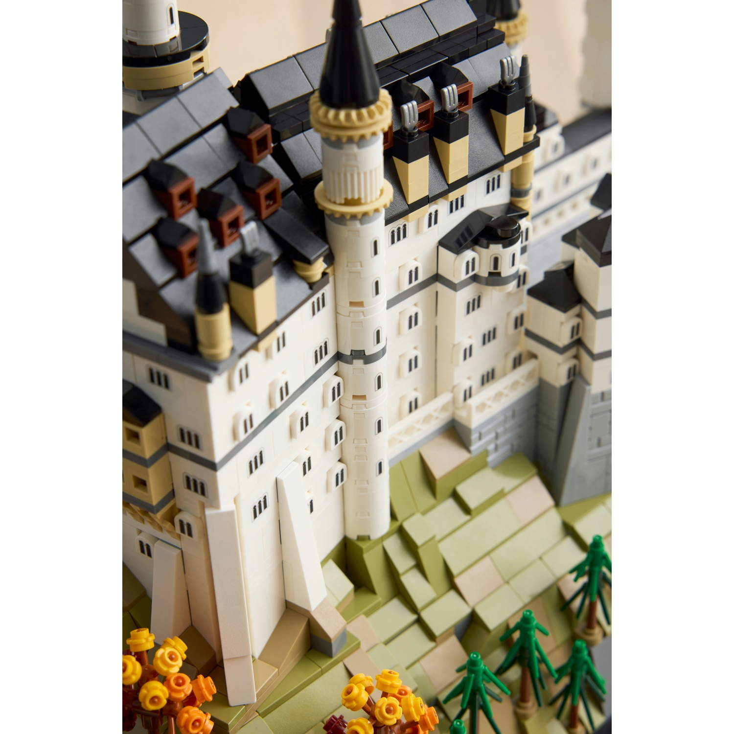 Un modello Lego di un castello con muri bianchi, tetti grigi e torri.
