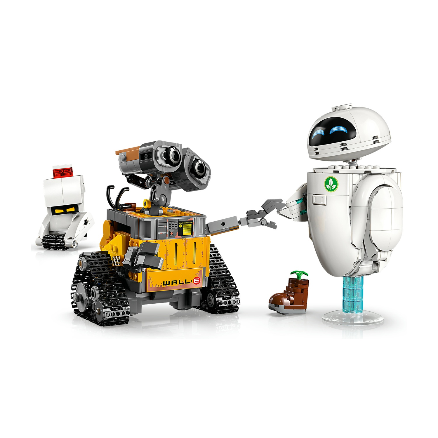 Robot WALL-E ed EVE con una piantina in uno stivale e un altro robot.