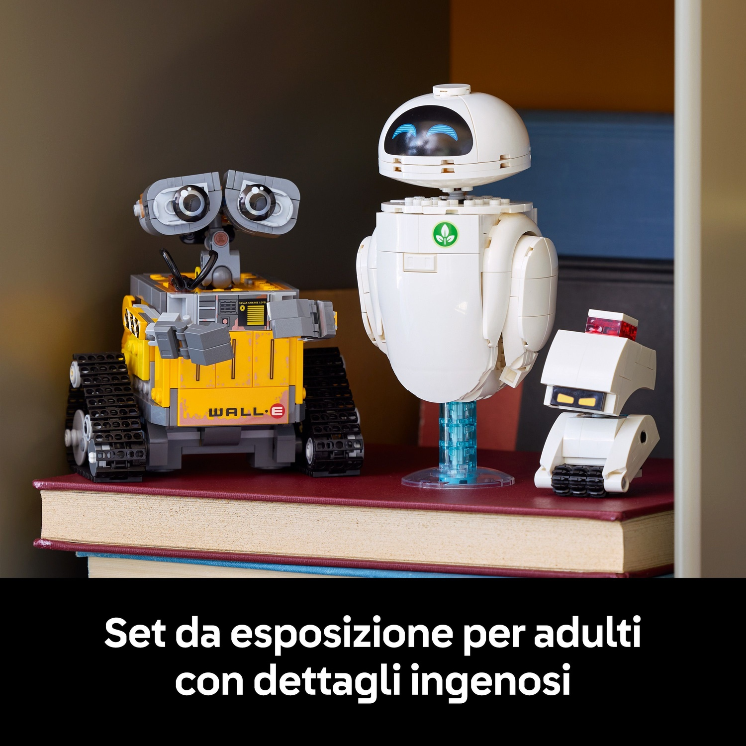 Tre robot Lego, tra cui Wall-E, stanno sui libri.