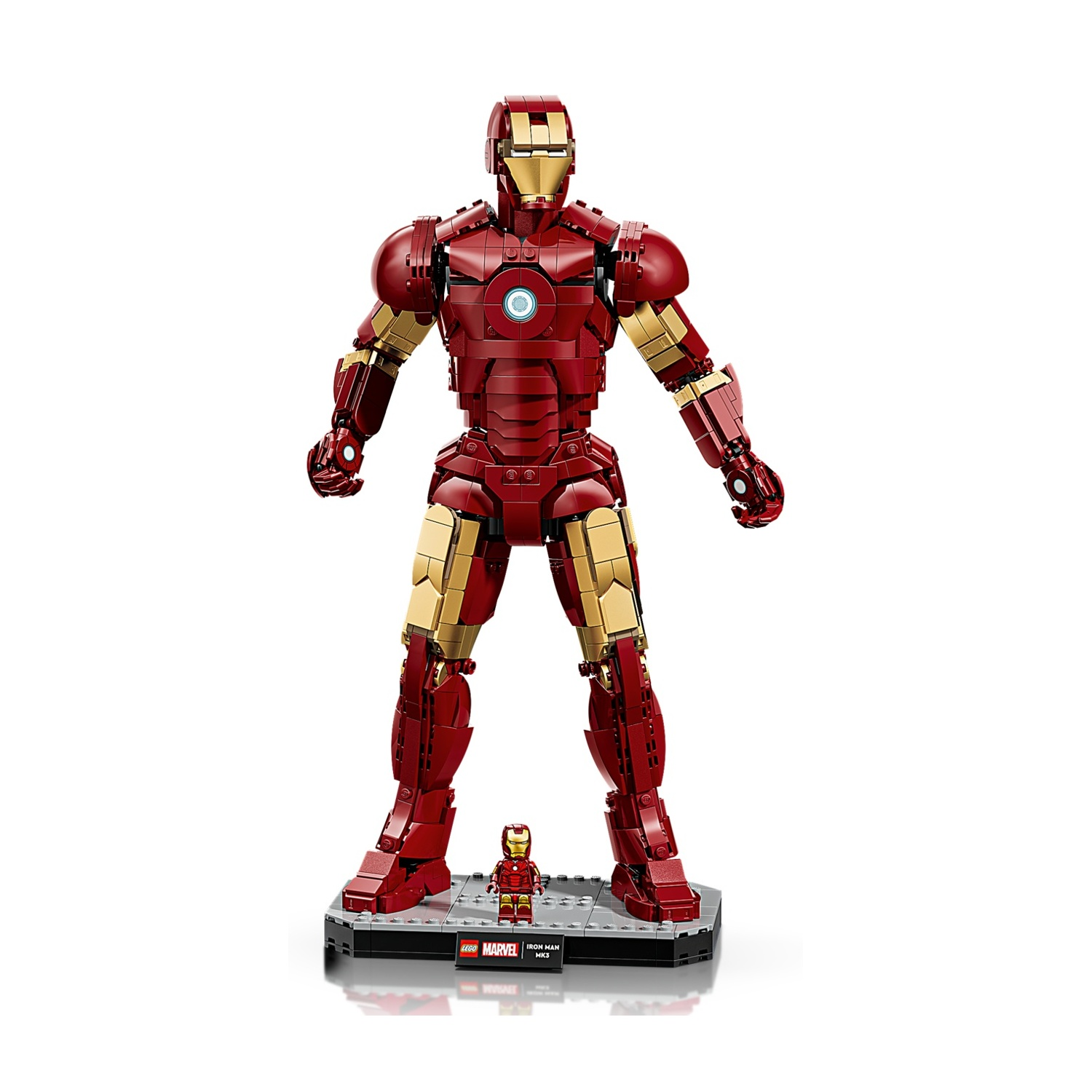 Una grande figura Lego di Iron Man rossa e oro si trova su una base espositiva accanto a una piccola figura di Iron Man.