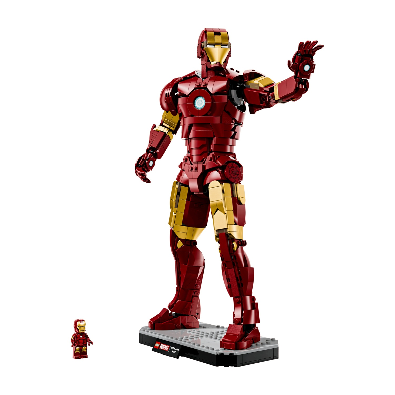 Un dettagliato modello Lego di Iron Man si erge su una base grigia.
