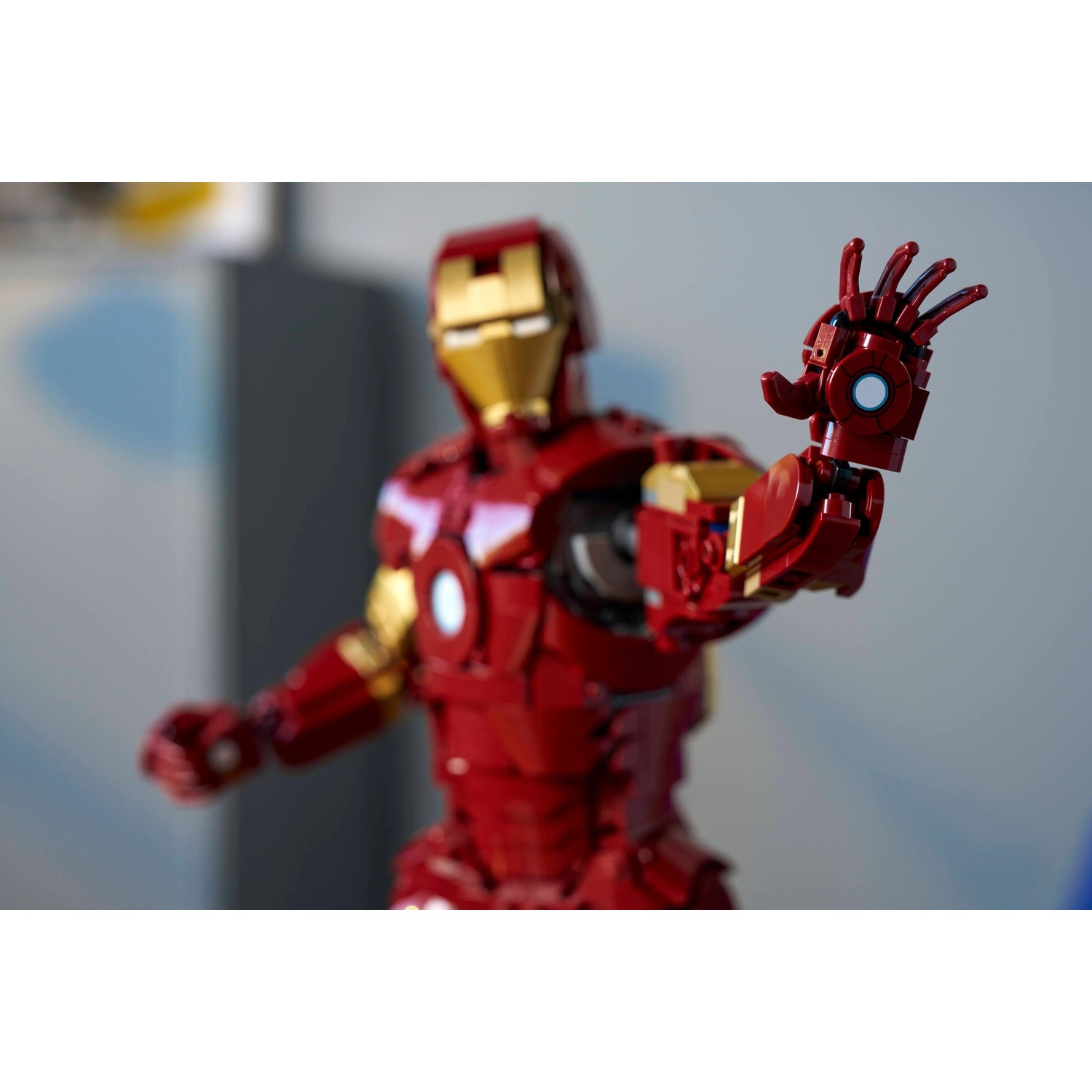 Figura Lego di Iron Man rossa e oro alza la mano.