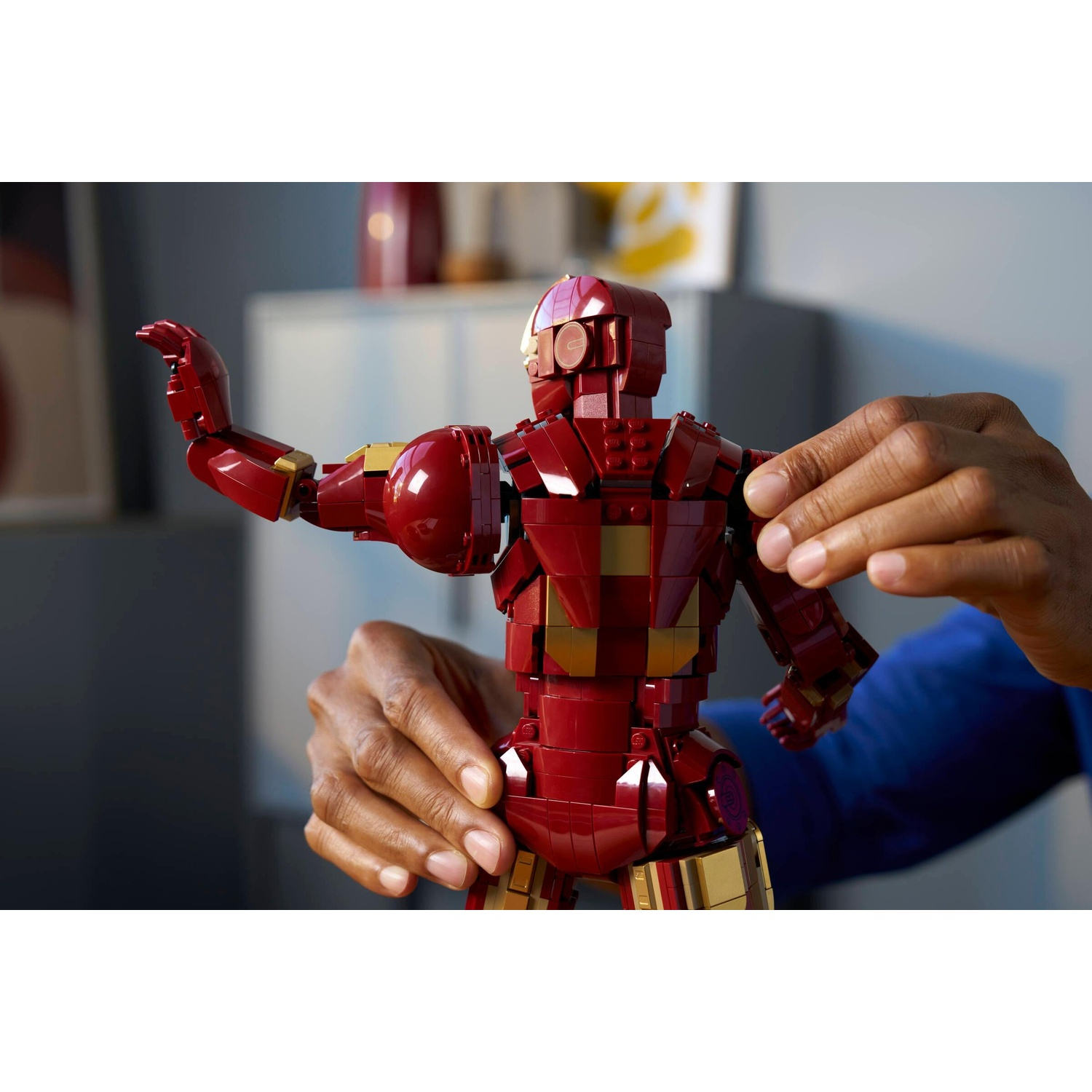 Una persona tiene una tuta Lego di Iron Man rossa e dorata.