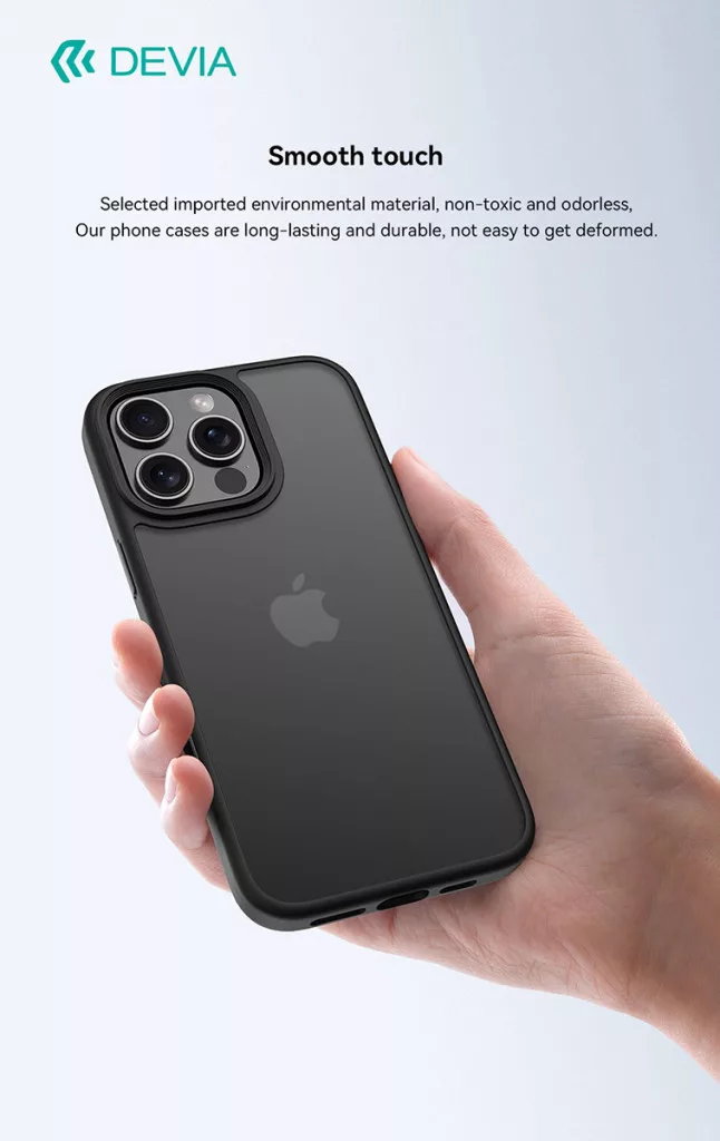 Egy kéz fekete tokos fekete iPhone-t tart, mutatva a kamerát és a logót.
